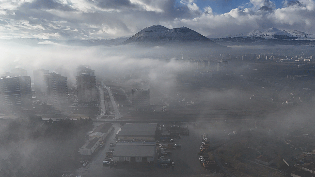 Kayseri'de sabahın ilk ışıklarıyla sis etkisini gösterdi! Görüş mesafesi düştü!