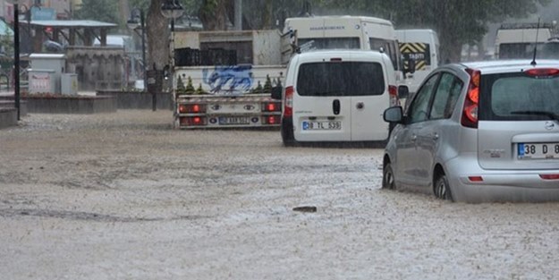 Kayseri'de sağanak sele neden oldu!