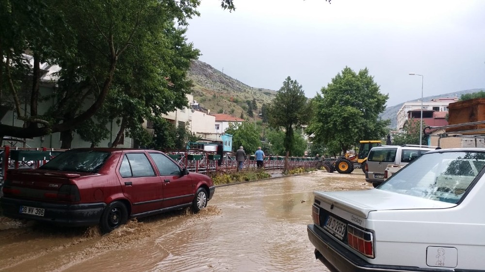 Kayseri’de sağanak yağış sele neden oldu 