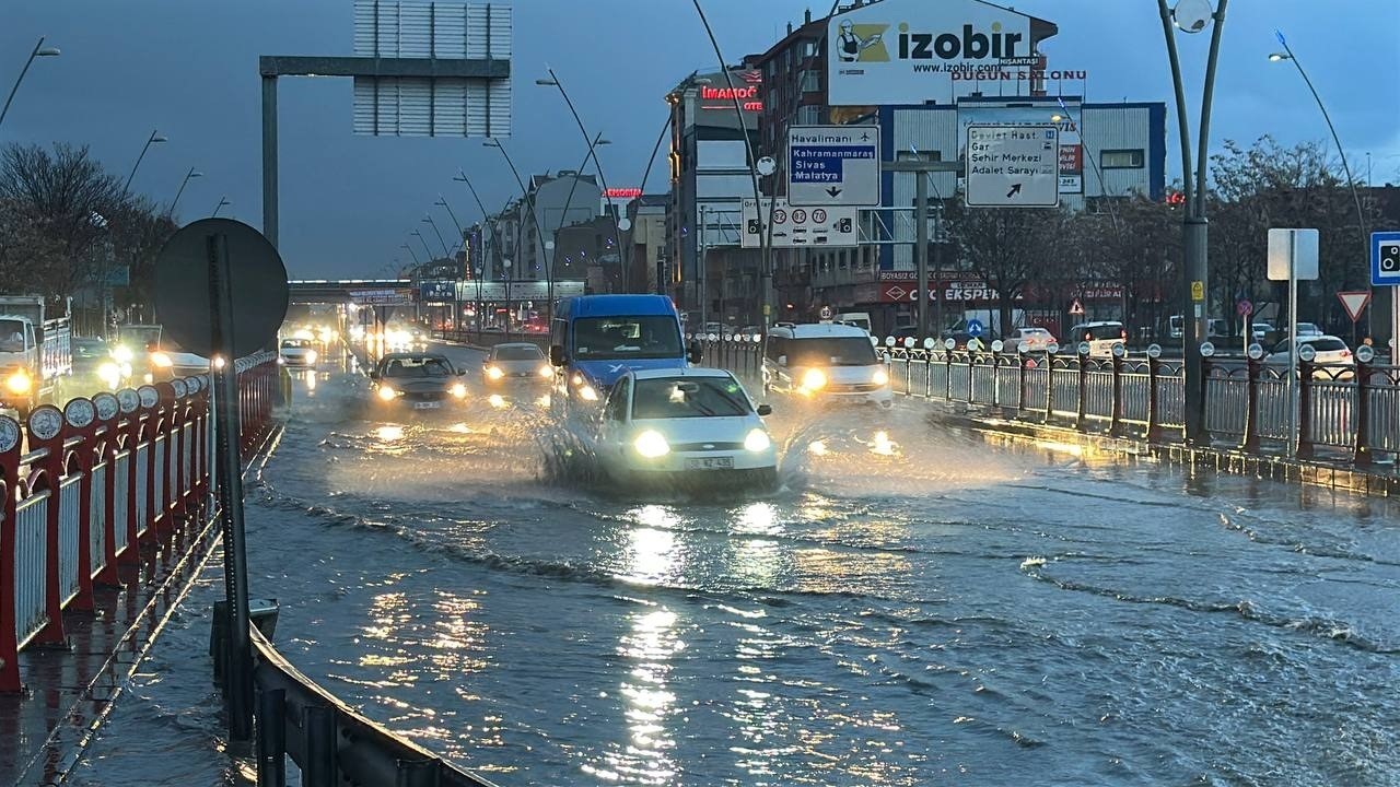 Kayseri’de sağanak yağış trafiği olumsuz etkiledi