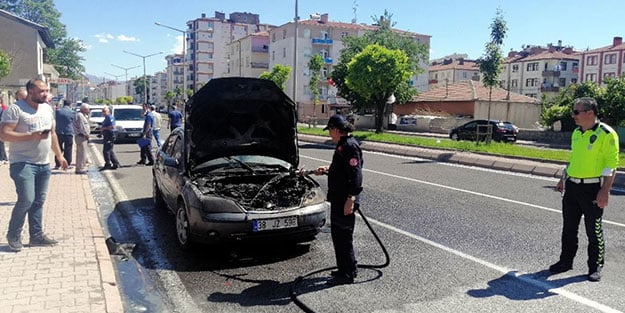 Kentte seyir halindeyken yanan otomobil küle döndü