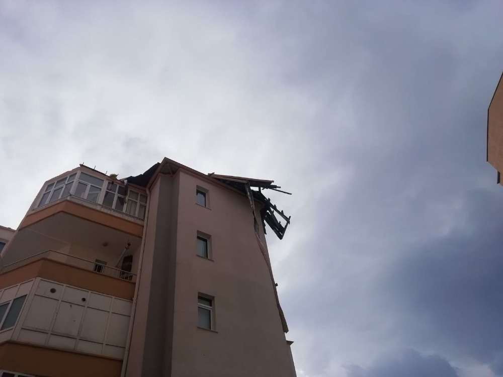 Kayseri’de şiddetli rüzgar çatıları uçurdu 
