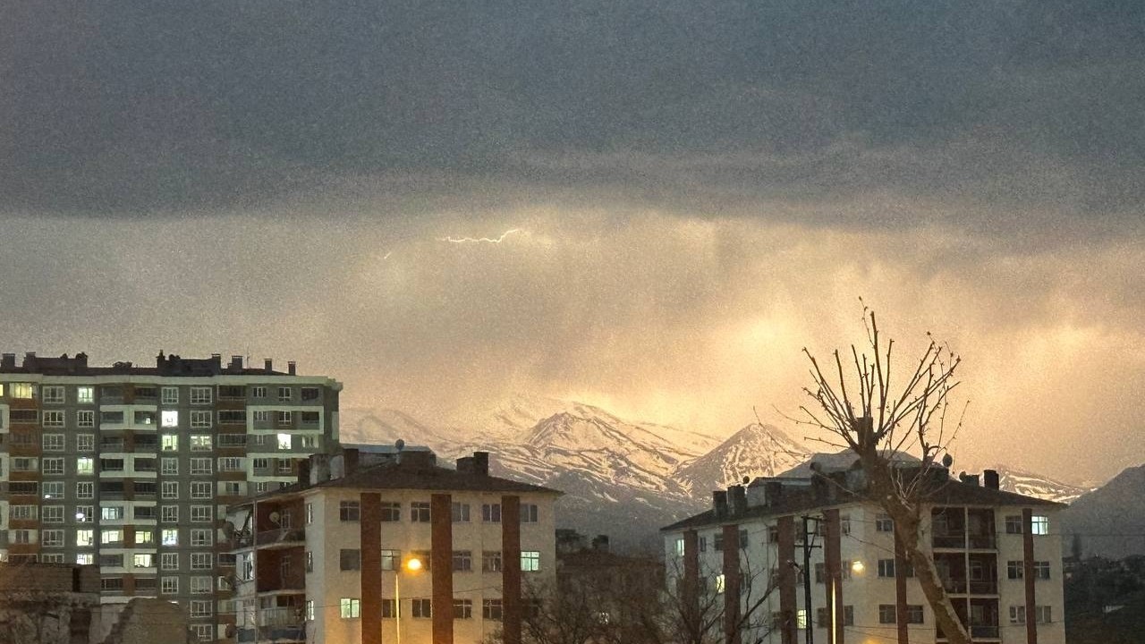 Kayseri’de şimşekler Erciyes’i aydınlattı