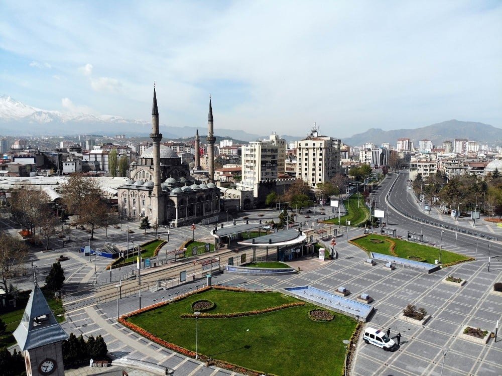 Kayseri’de sokağa çıkma kısıtlaması sonrası meydanlar boş kaldı 