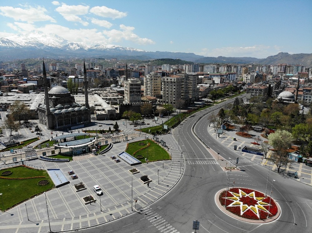 Kayseri’de sokağa çıkma kısıtlamasının 2’nci gününde meydanlar boş kaldı 