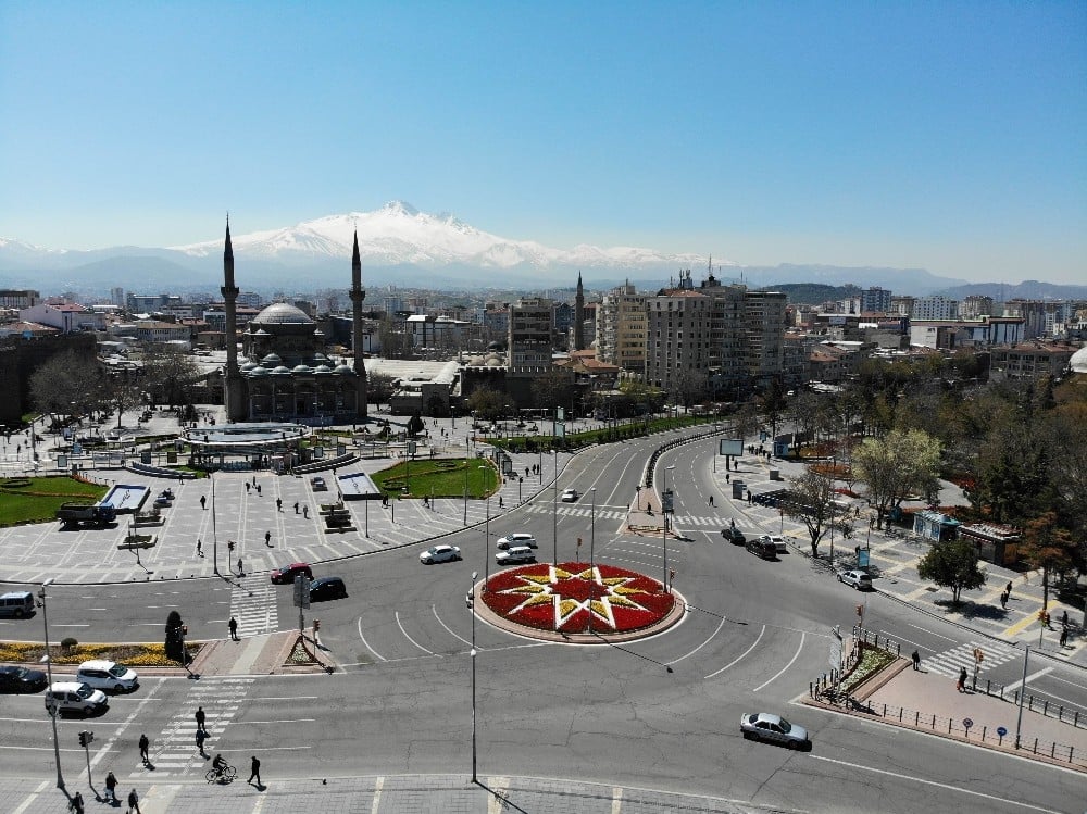 Kayseri’de sokağa çıkma yasağının bitmesiyle trafik yoğunluğu havadan görüntülendi 