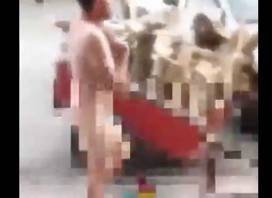 Kayseri'de, sokakta çırılçıplak halde gezerek insanlara çağrı yaptı! Sebebini duyanların ağzı bir karış açık kaldı! Hadi git işine be