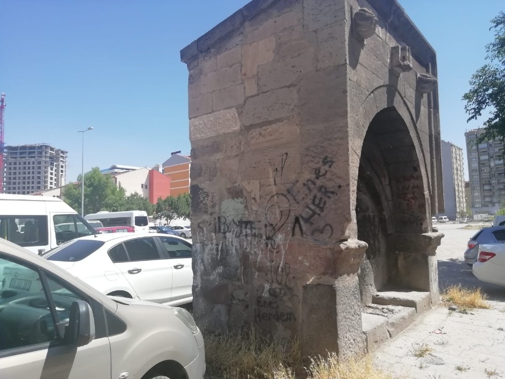 Kayseri’de tarihe büyük saygısızlık 