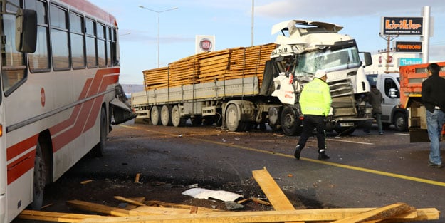 Kayseri'de TIR belediye otobüsüne çarptı! Yaralılar var