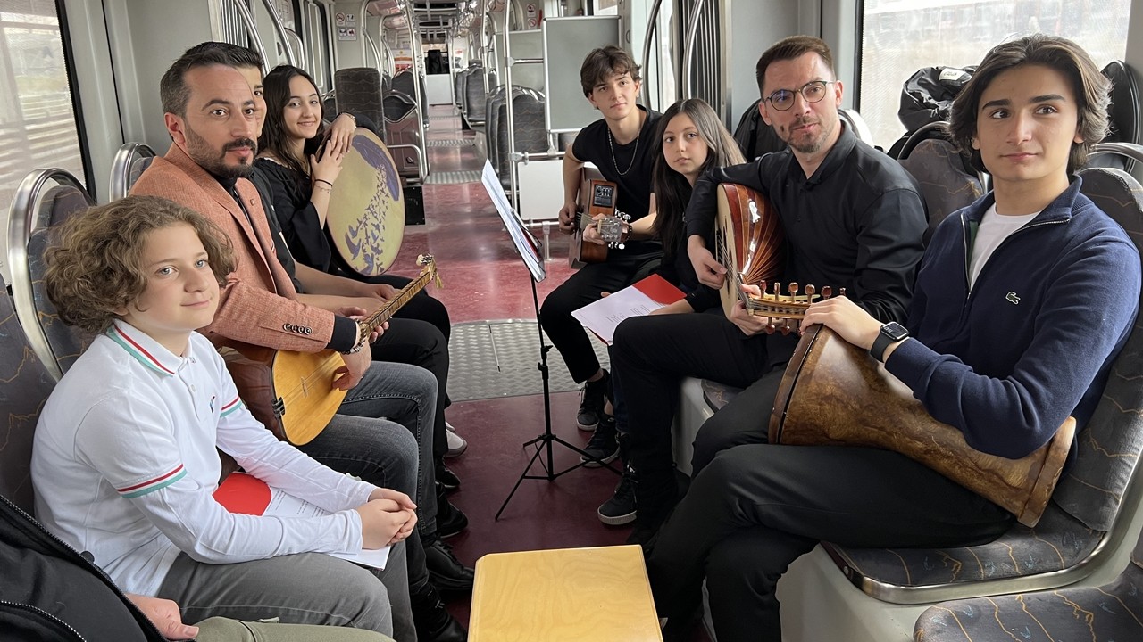 Kayseri'de tramvayda "Çanakkale Türküsü" duygulandırdı