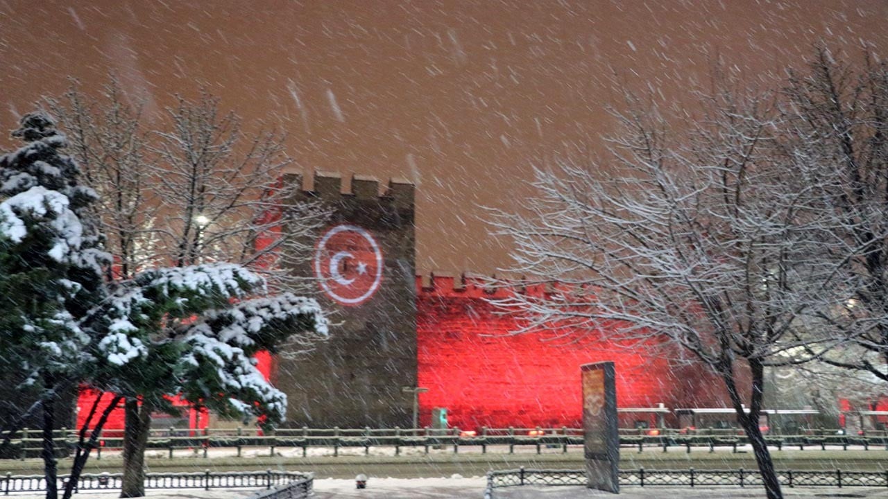 Kayseri’de yoğun kar yağışı! Kent merkezi beyaza büründü
