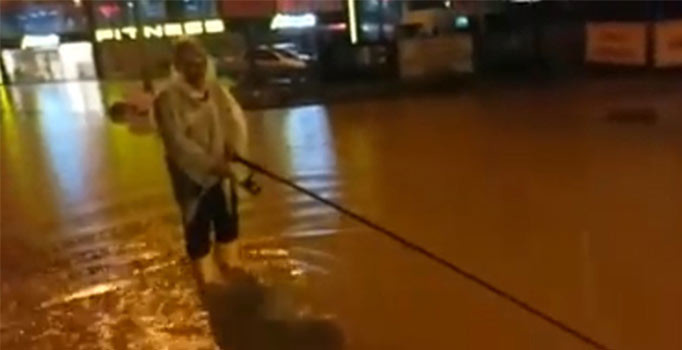 Kayseri'de yol göle dönünce oltasını alıp dışarı çıktı