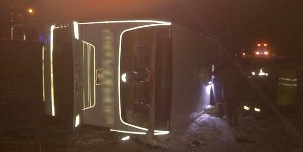 Yolcu otobüsü devrildi! Çok sayıda yaralı var