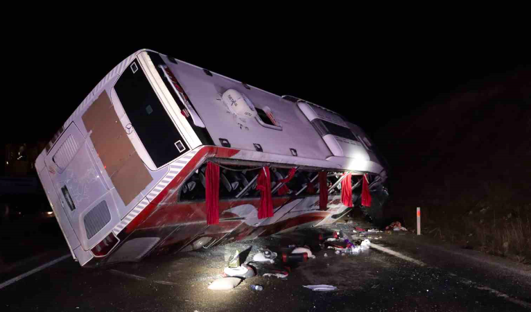 Kayseri’de yolcu otobüsü devrildi: Çok sayıda yaralı var