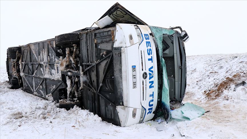 Kayseri'de yolcu otobüsünün devrilmesi sonucu 23 kişi yaralandı