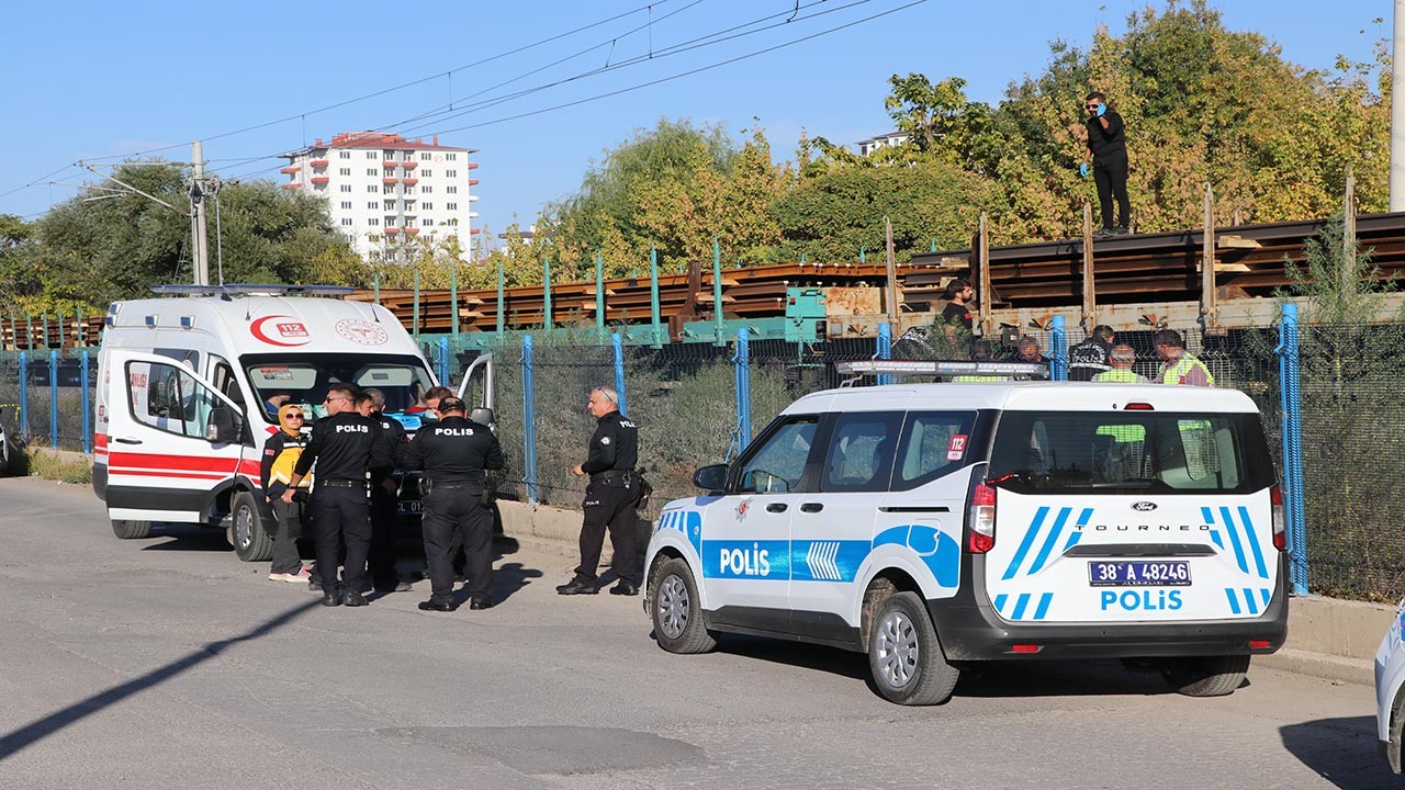 Kayseri'de yük treni çarptı: Bir kişi hayatını kaybetti