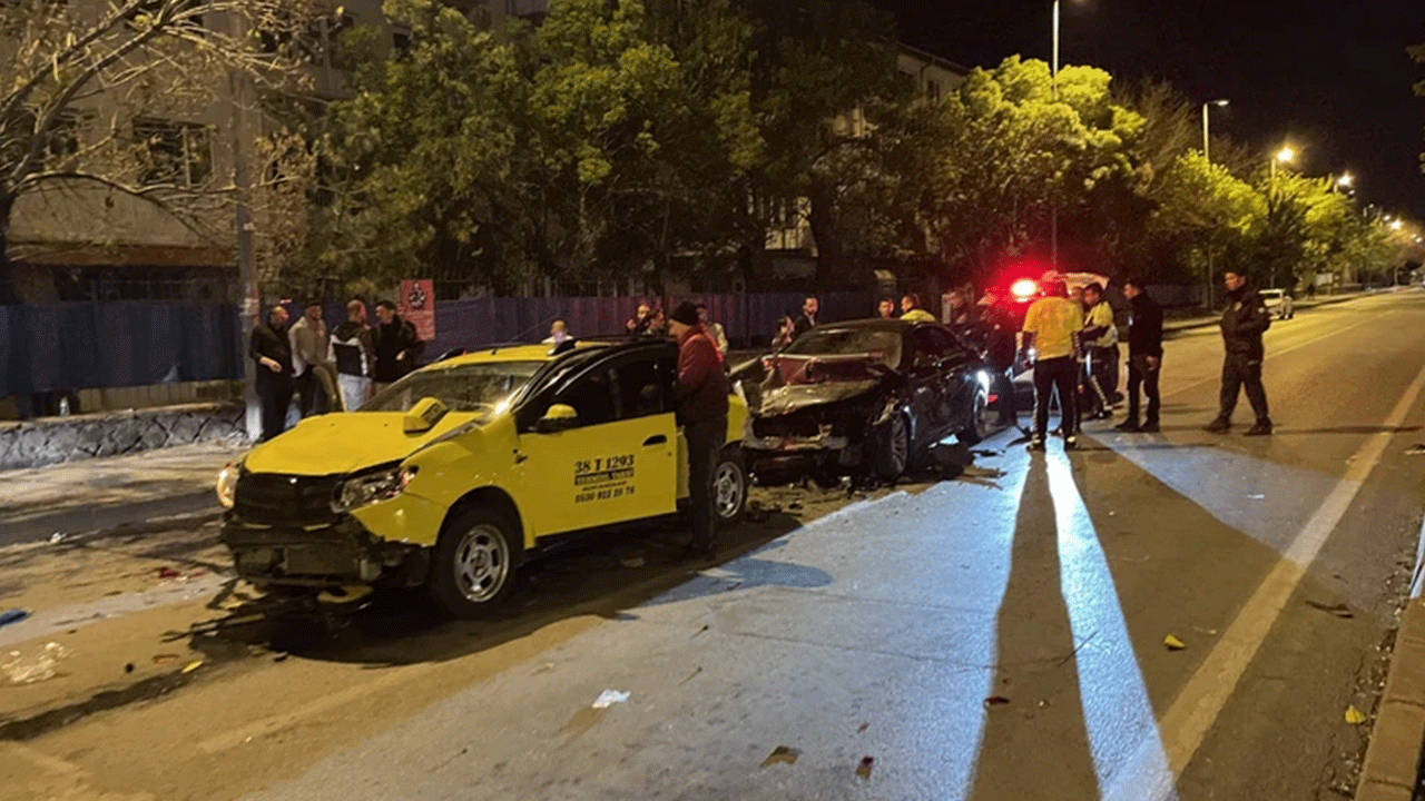 Kayseri'de zincirleme kaza: 4 araç çarpıştı, 5 kişi yaralandı