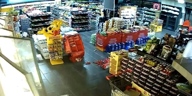 Kayseri'deki deprem kamerada! Raflardaki ürünler yere saçıldı