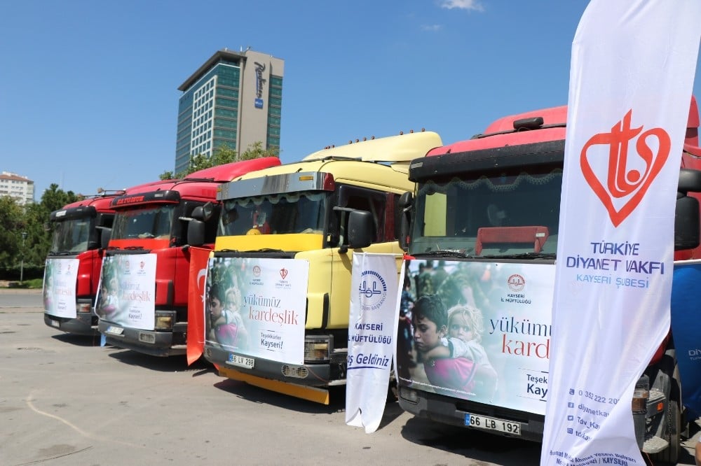 Kayseri’den 10 yardım tırı, dualarla uğurlandı 