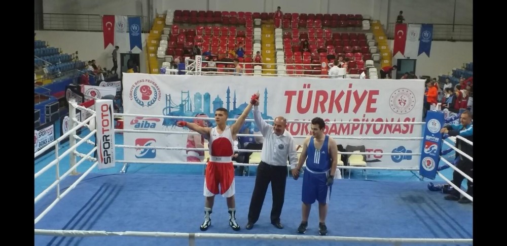Kayserili Boksör Ömer Açık’tan Türkiye Üçüncülüğü 