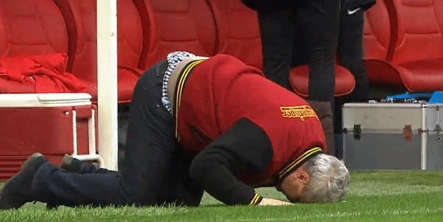 Kayseri'nin Rumen hocası secdeye eğildi