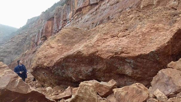Kayseri'nin Yahyalı ilçesinde heyelan; dev kayalar yolu kapattı