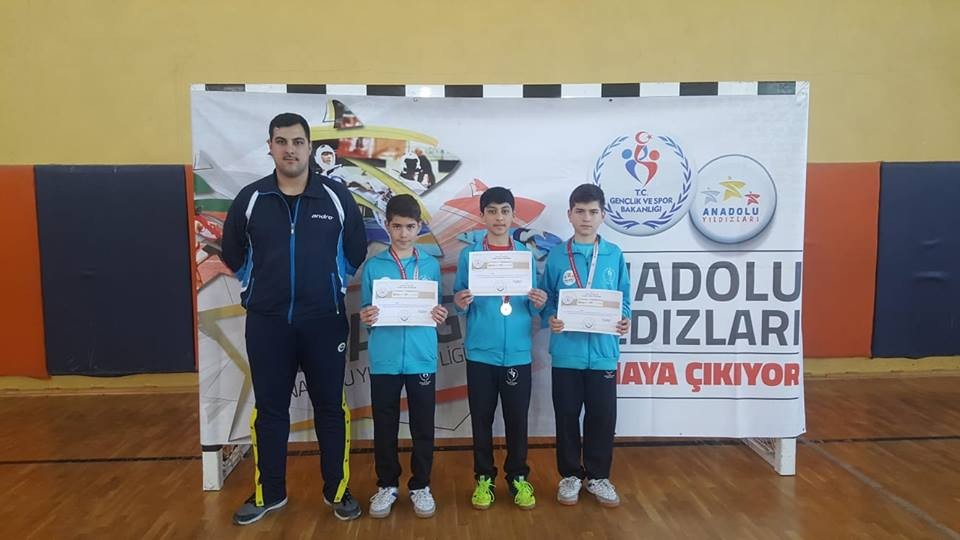 Kayseri’nin Yıldız Raketleri Analig’de Yarı Finalde 