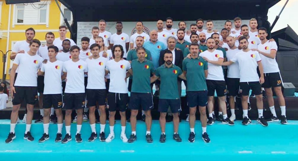 Kayserispor 32 futbolcuya lisans çıkardı 