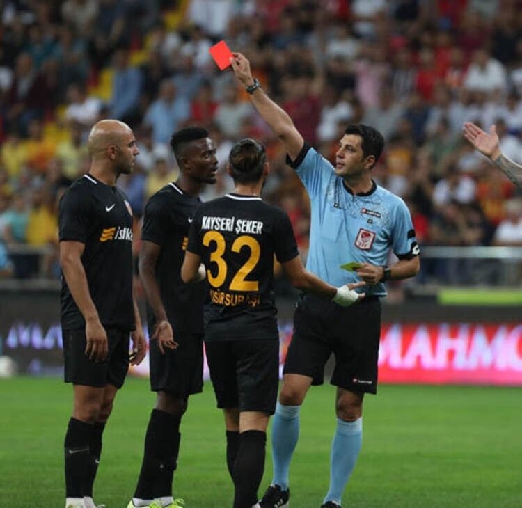 Kayserispor 62 sarı 6 kırmızı kart gördü 