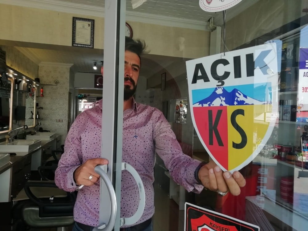 Kayserispor fanatiği berber dükkanını sarı-kırmızıya boyadı 