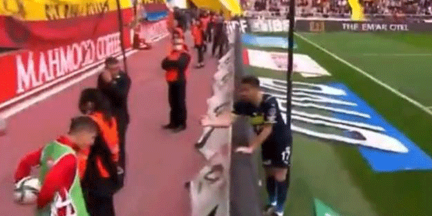 Kayserispor-Fenerbahçe maçında top toplayıcı çocuktan tepki toplayan hareket