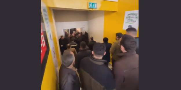 Kayserispor - Fenerbahçe maçında Ümit Özdağ'a protesto! 'Tuvalete saklanmak zorunda kaldı'