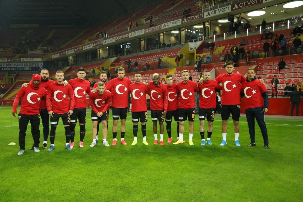 Kayserispor ısınmaya ay-yıldızlı tişörtle çıktı 