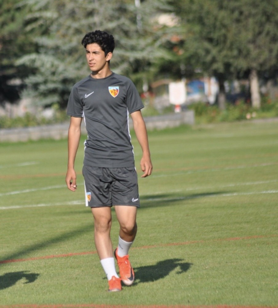 Kayserispor, Mehmet Eray’la profesyonel sözleşme imzaladı 