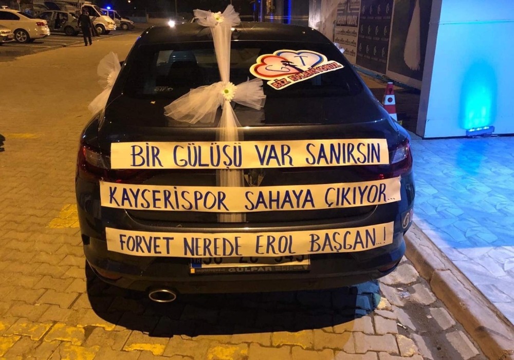 Kayserispor taraftarı forvet taleplerini düğün arabasına yazdı 