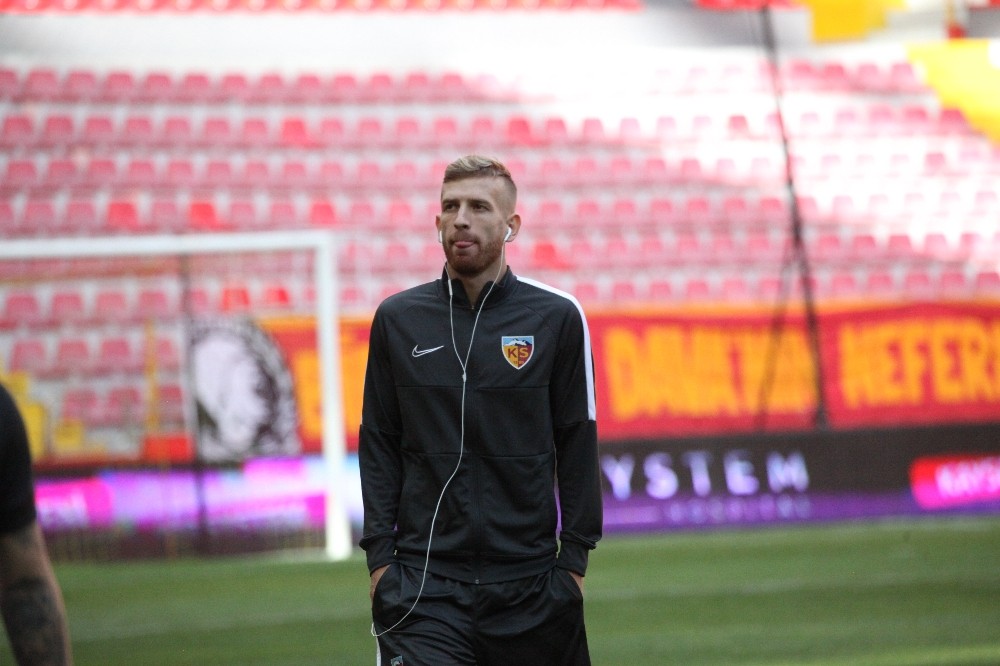 Kayserispor’da 4 futbolcu kırmızı kart gördü 