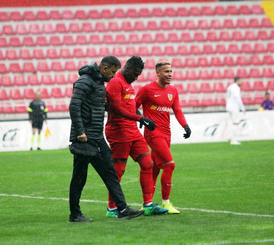 Kayserispor’da Asamoah sakatlandı 
