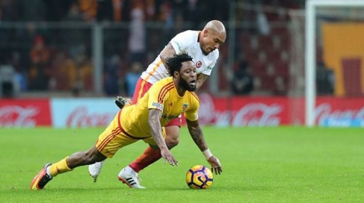 Kayserispor'da Lawal kulübeyi karıştırdı