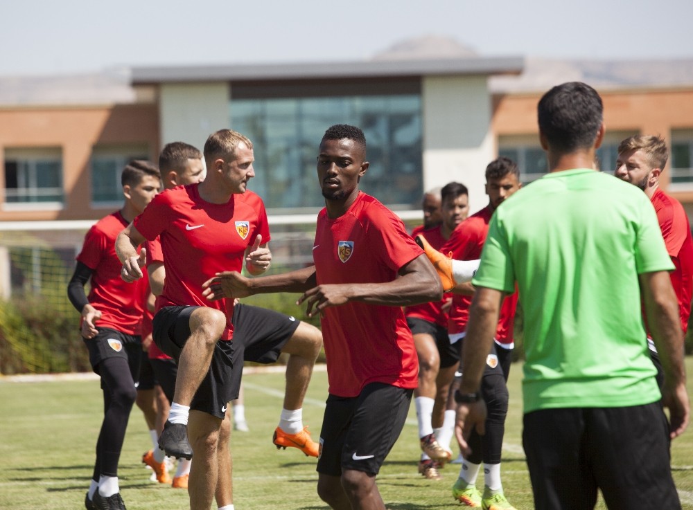 Kayserispor’da Mensah kadro dışı bırakıldı 