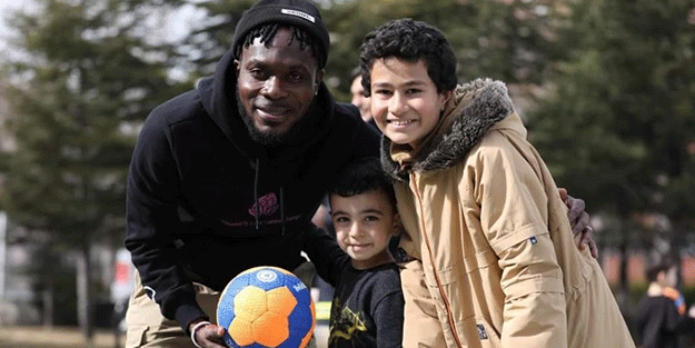 Kayserisporlu futbolcular, depremzede çocukların yüzünü güldürdü