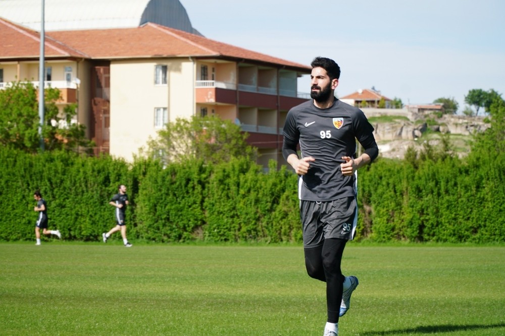 Kayserisporlu İsmail Çipe parmak ısırttı 