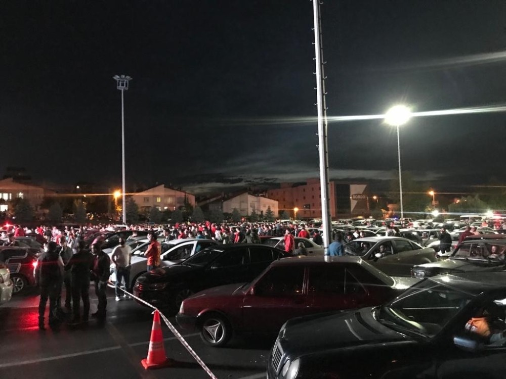 Kayserisporlu vatandaşlar araçlarında maçı izlemenin keyfini çıkardı 