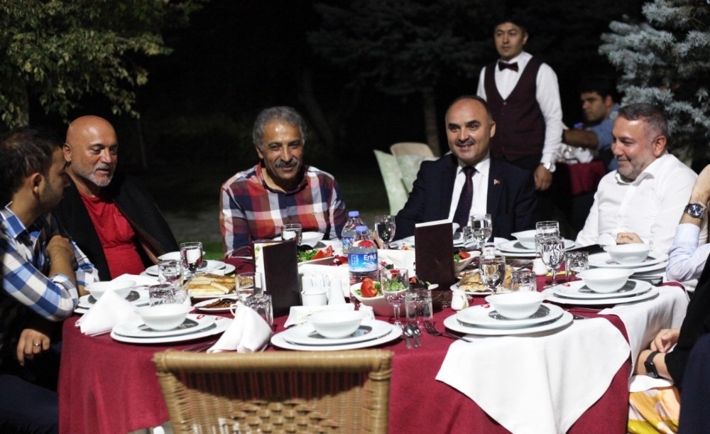 Kayserisporlu yöneticiler ve futbolcular akşam yemeğinde buluştu 