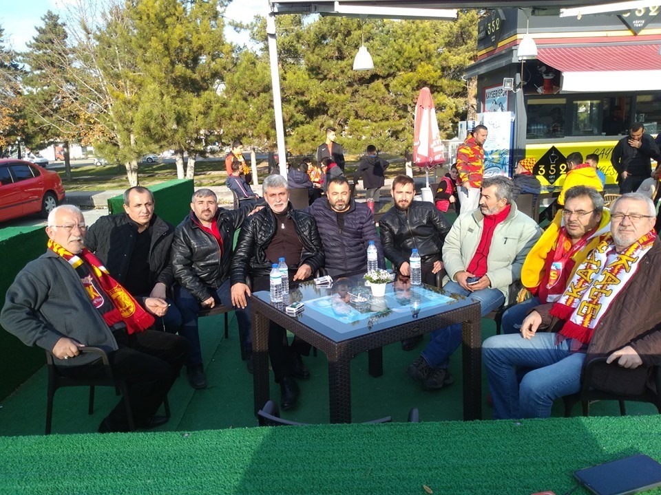 Kayserispor’un efsane oyuncularından Levent Kurt, Başakşehir maçını taraftarlarla izledi 