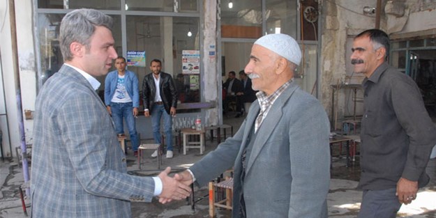 Kayyım belediye başkanını halk bağrına bastı