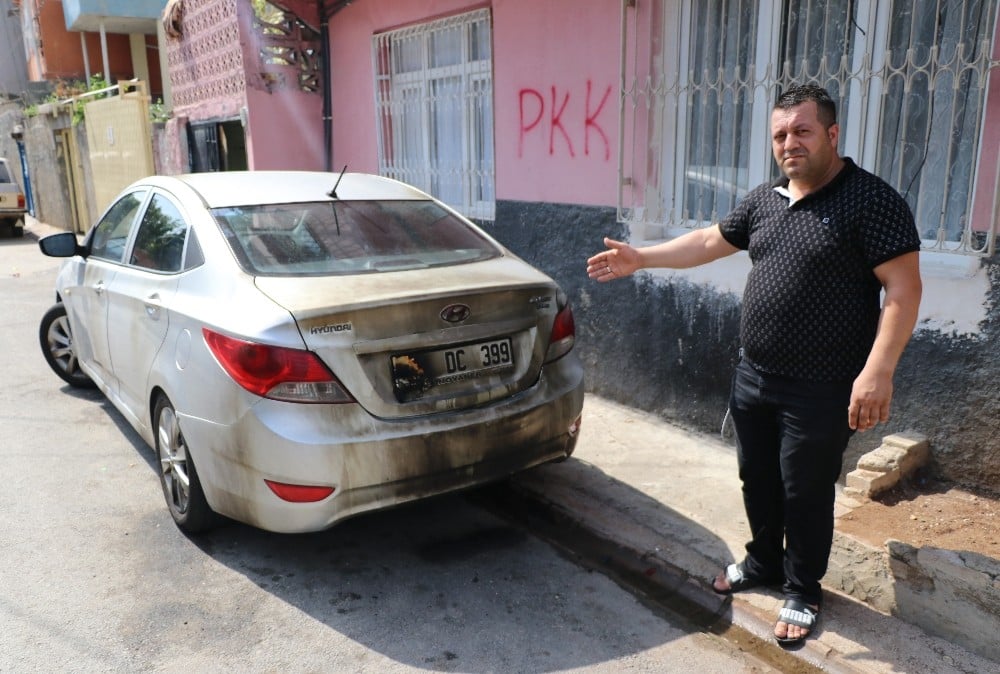 Kayyum atamasına destek verip şehitleri andı, otomobili kundaklandı 