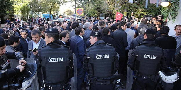 Kayyum'a direnen iki kişiye gözaltı