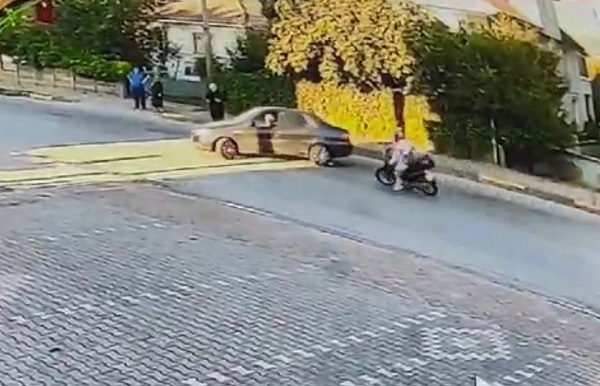 Kaza anı kamerada! Kaskı yerinden fırladı