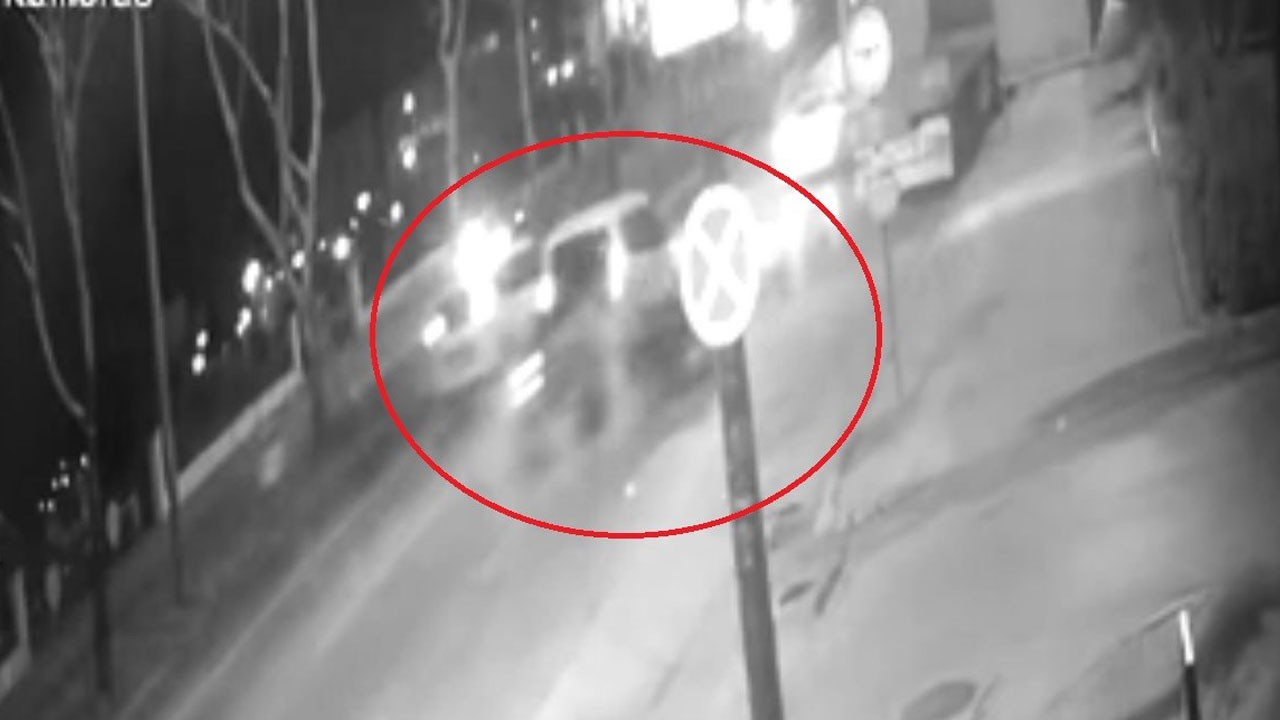 Kaza anı saniye saniye kaydedildi! Otomobil tırın altına girdi