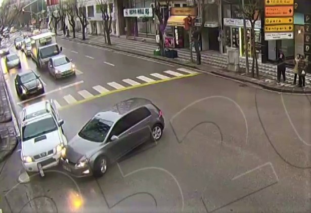 Kaza anları mobese kameralarına yansıdı 